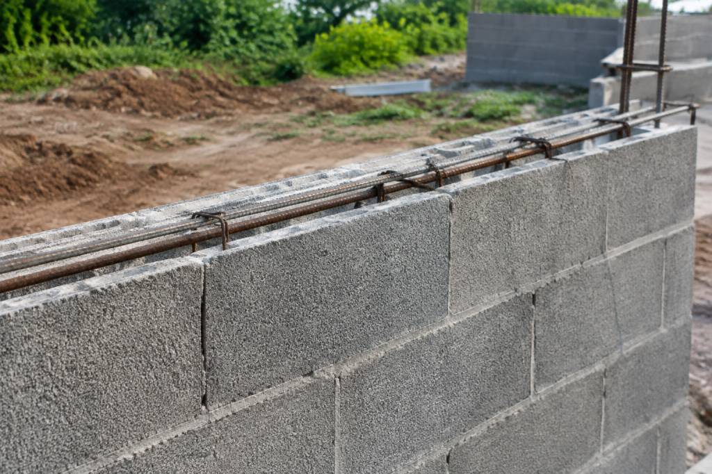 Chaînage mur parpaing : rôle, dimensions et mise en œuvre pour une construction solide