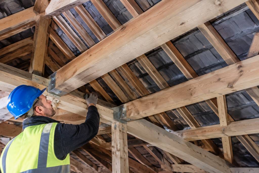 Renfort panne charpente : techniques et solutions pour solidifier la toiture